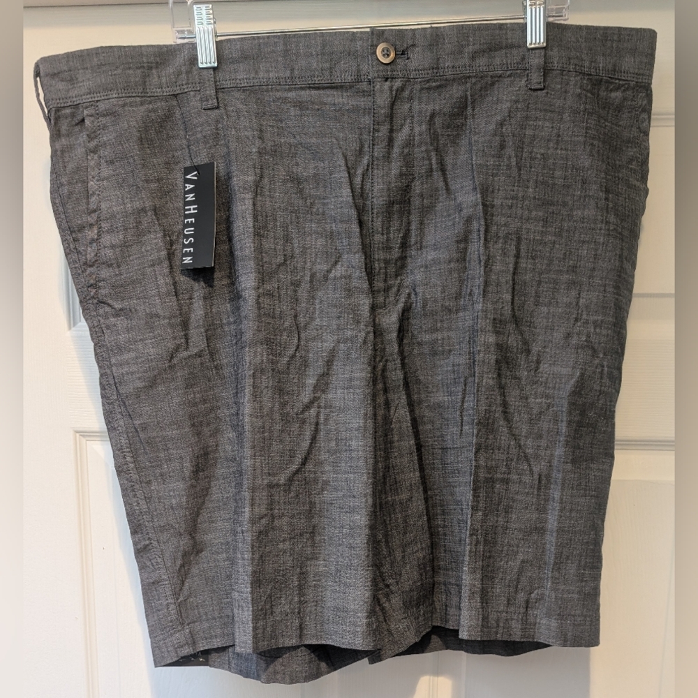 NEW Van Heusen Gray Phantom Straight Fit Flat Front 10.5 Inseam Size 42 Shorts